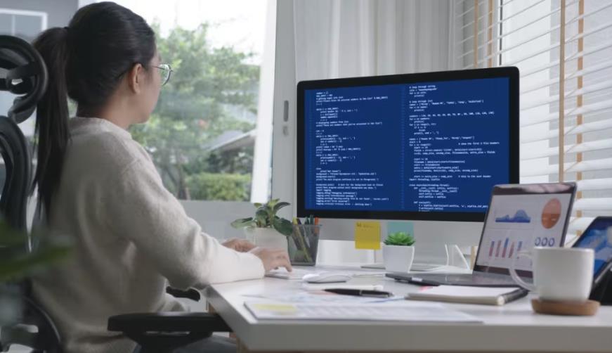 麦盖提县软件开发公司实战建议：网站赋能，为何必须接入支持机器人？